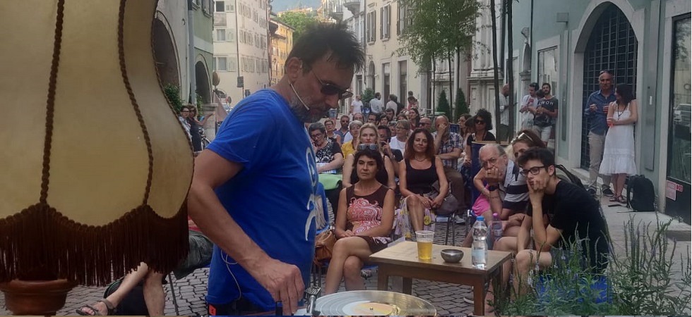 Gli angoli di Trento diventano palcoscenici per ascoltare buona musica: i Salotti urbani'' con Giuliano Lott